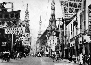 East Nanjing Road in Shanghai in the 1930's